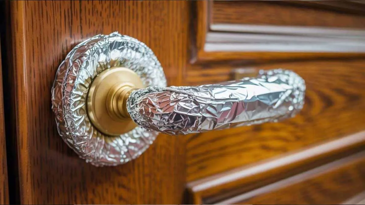 Alufolie an Türgriffen: eine ungewöhnliche Sicherheitsmaßnahme kehrt zurück