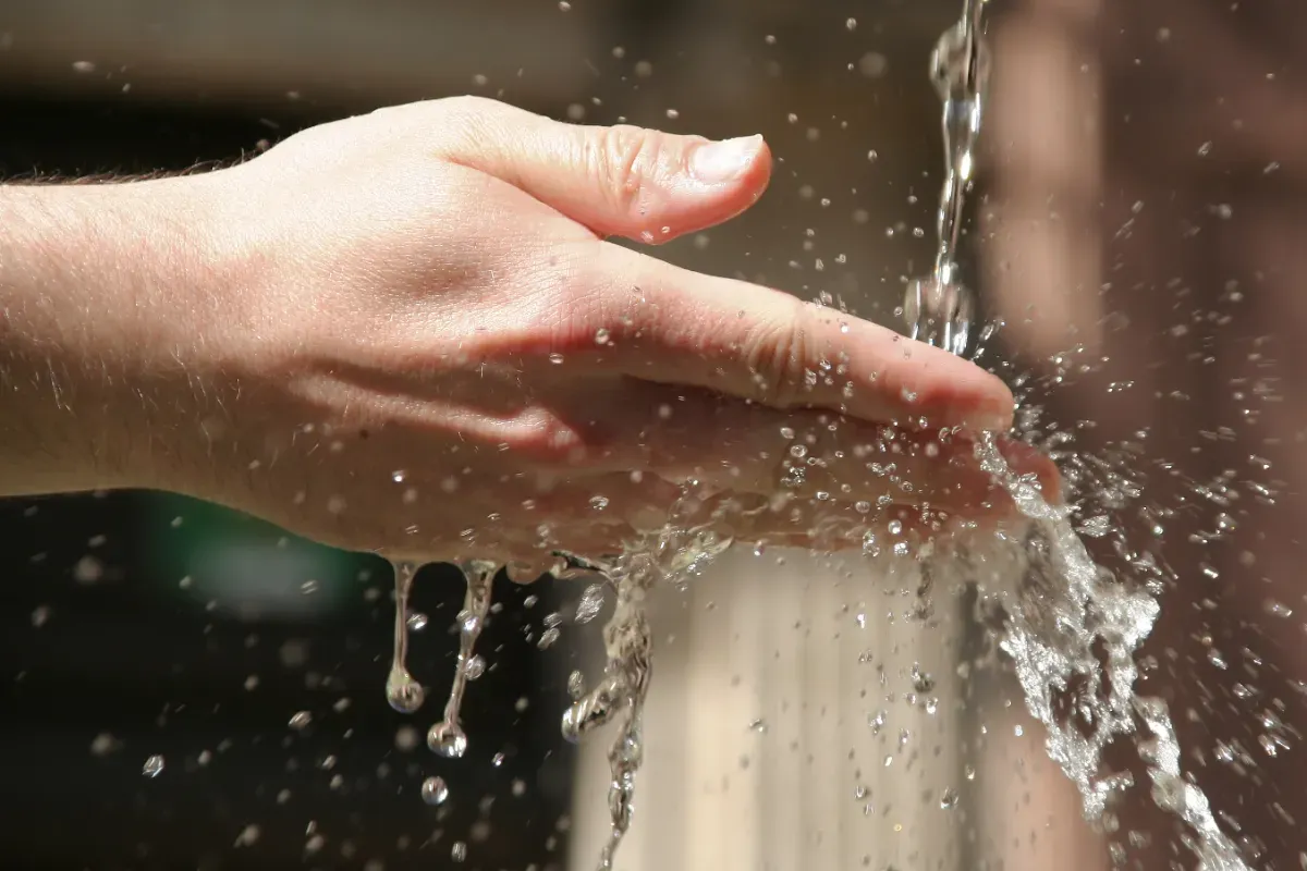 Die richtige Duschroutine ab 65 Jahren: So bleibt die Haut im Gleichgewicht