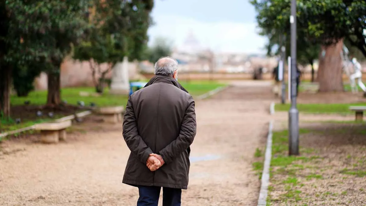 Was das Gehen mit den Händen hinter dem Rücken aussagt